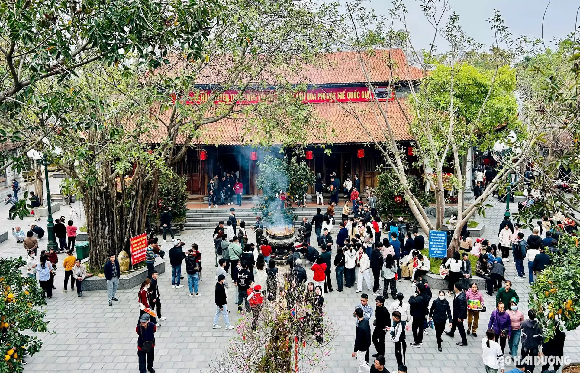 Đông người trẻ đến đền Tranh (Ninh Giang) cầu may trong năm Con Rắn