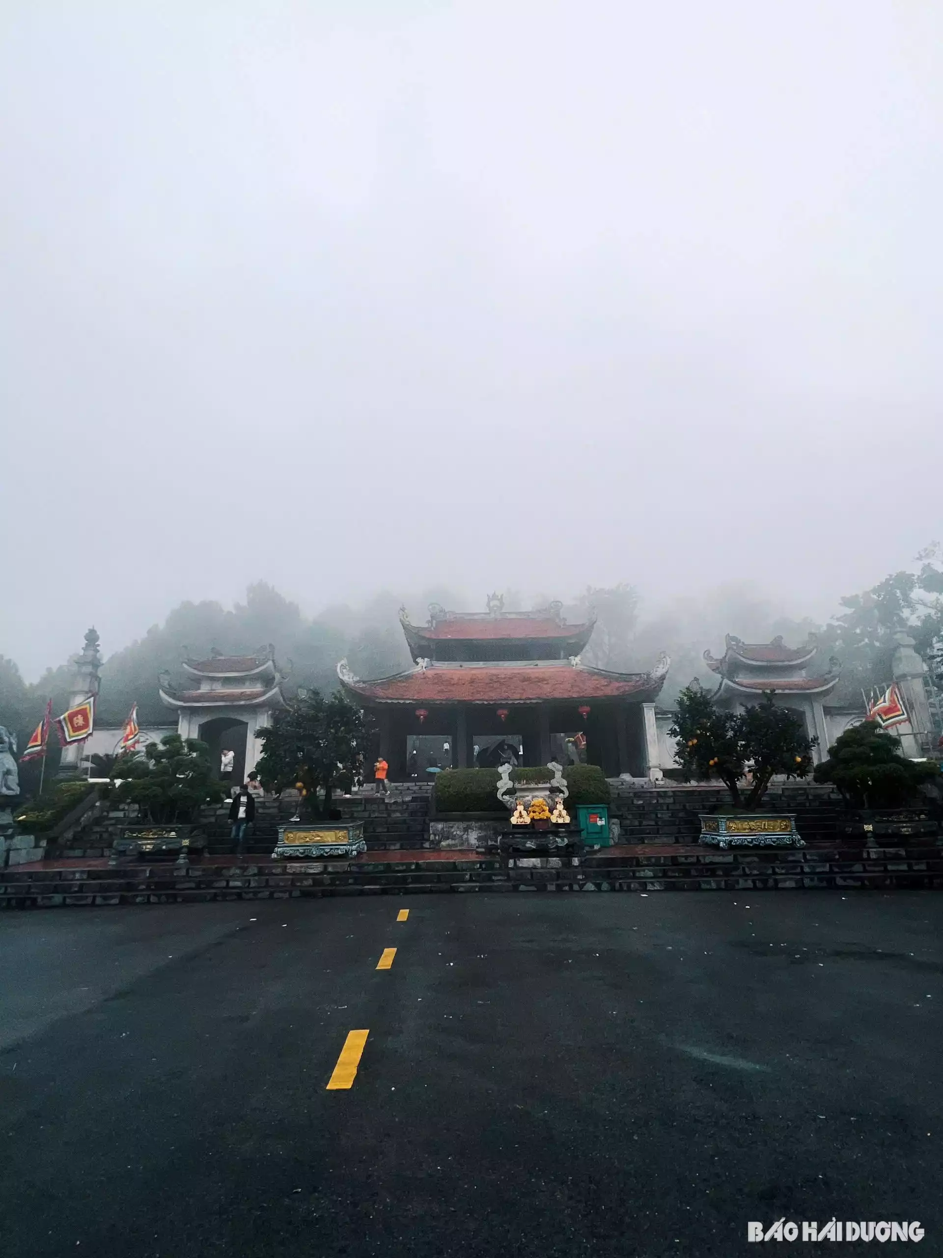 Đền Cao An Phụ đẹp lạ trong sương