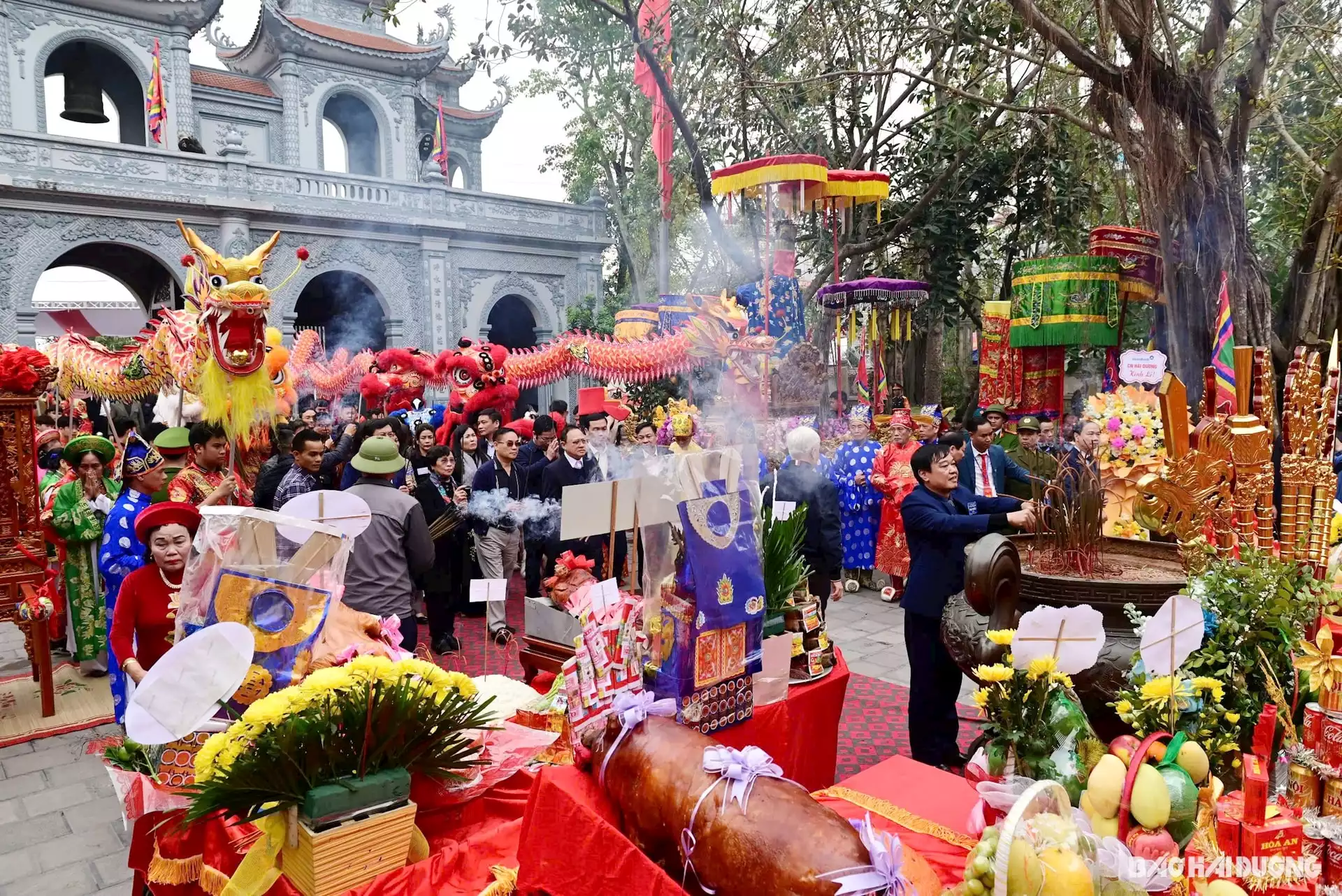 Lượng khách đến lễ hội đền Tranh và đình Trịnh Xuyên (Ninh Giang) tăng cao