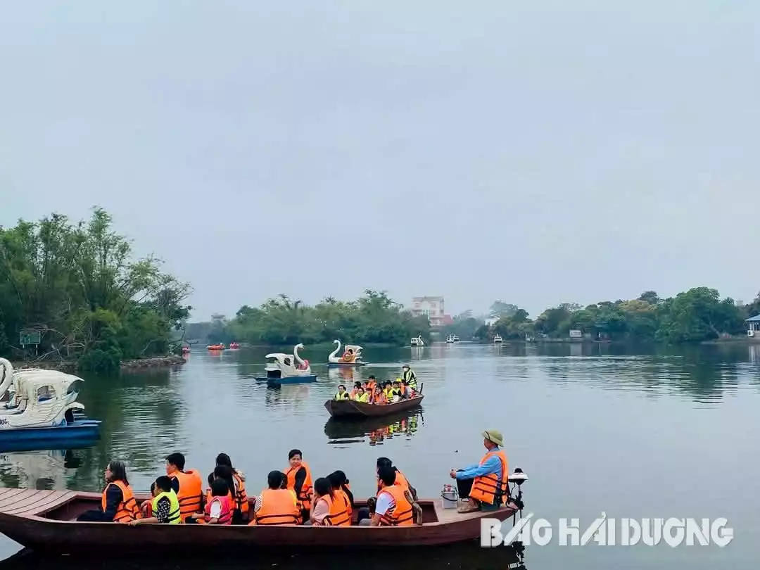 Các di tích ở Hải Dương hút khách trong 2 ngày đầu kỳ nghỉ lễ